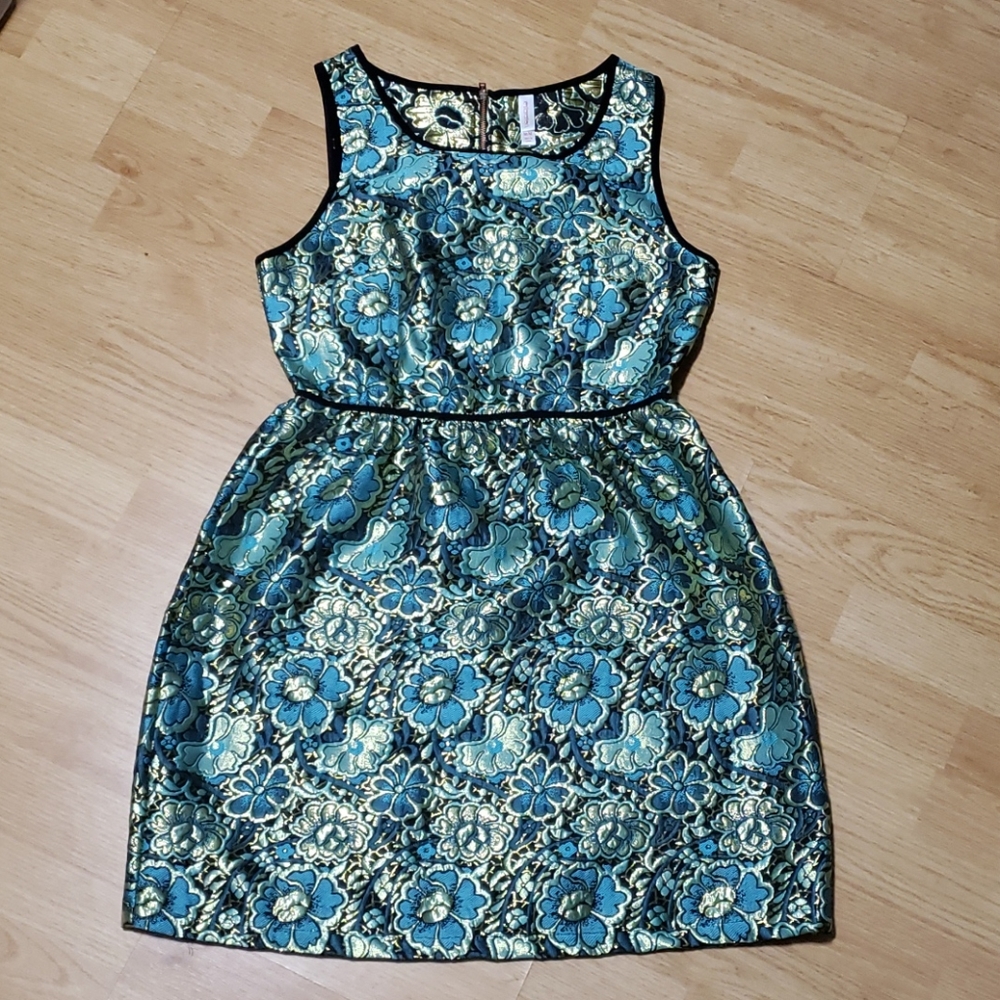 Beautiful dress - Picture 1 of 6